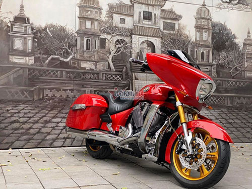 Mê mẩn ngắm siêu mô tô mạ vàng 24k của 'dân chơi' Hà Nội