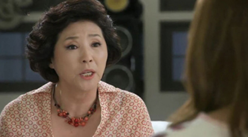 Đêm tân hôn, vừa nhìn thấy tôi mặc bộ váy ngủ, mẹ chồng xông vào làm một việc ngỡ ngàng