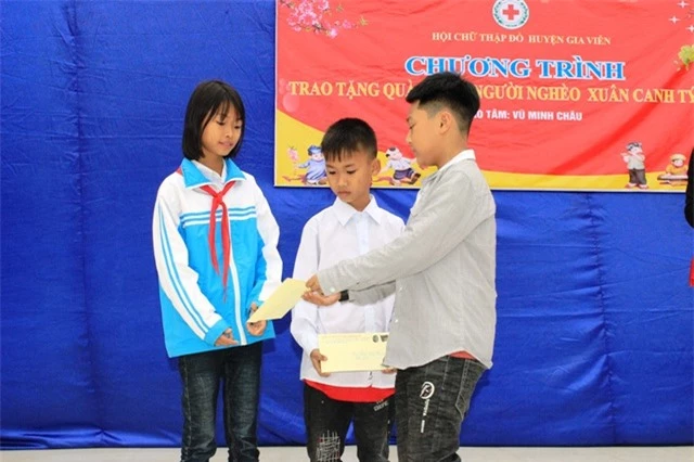 Cậu bé 9 tuổi dành tiền mừng tuổi giúp học sinh mồ côi ăn Tết - 2