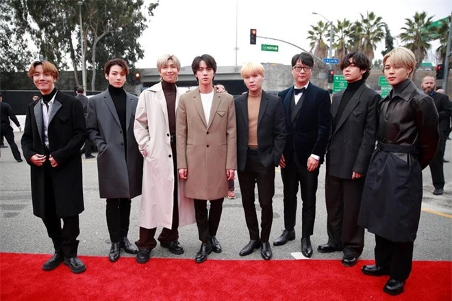 Visual hot nhất Grammy 2020 hôm nay: Em út BTS trend hơn 30 quốc gia vì màn xuất hiện mê hồn, đúng là đẹp trai nhất thế giới - Ảnh 5.