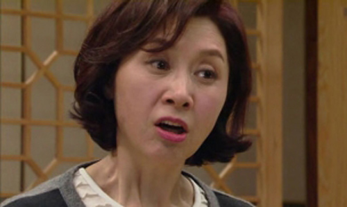 Đêm nào hai vợ chồng tôi "gần gũi", mẹ chồng nằm phòng bên cạnh cũng đập chân ầm ầm "đuổi chuột"