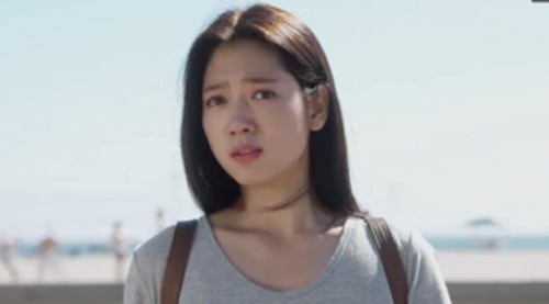 Điếng người khi nhìn thấy cảnh tượng chồng ngồi xem ti vi cười ha hả còn con trai đang cho tay vào ổ điện