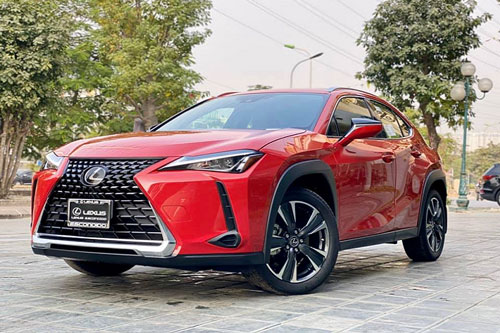 Lexus UX 200 mới đầu tiên về Việt Nam "đấu" BMW X1