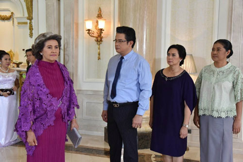 Thông gia tới chúc Tết mà mẹ chồng coi thường không thèm mời nước, đến khi ông ngoại mừng tuổi thứ này cho cháu thì bà lăn ra "ngất xỉu" cho đỡ xấu hổ