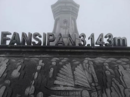 Mùng 3 Tết xuất hiện băng giá tại Fansipan