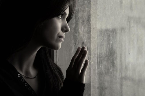 Trước lúc lâm chung, mẹ chồng gọi cả nhà tới để dặn dò, vợ chồng tôi ngồi im nghe từ đầu tới cuối và giật mình nhìn nhau bởi những gì bà trăng trối