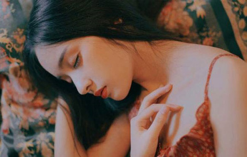 Nhận được bức email đầy nghiêm túc chân thành từ vợ mới của chồng cũ, tôi đau điếng nhận ra cả thanh xuân mình đã dùng để dạy chồng giúp người khác