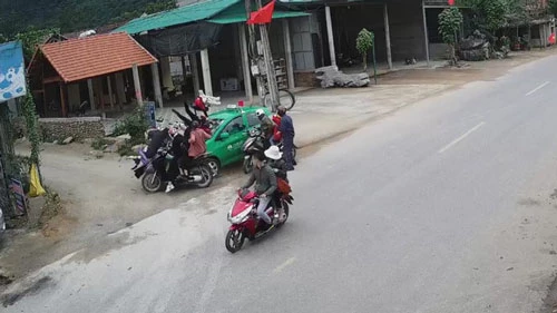 Chiếc taxi tông thẳng vào nhóm người dừng bên đường. Chiếc taxi tông thẳng vào nhóm người dừng bên đường.