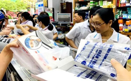 TP.HCM: Người dân đổ xô đi mua khẩu trang