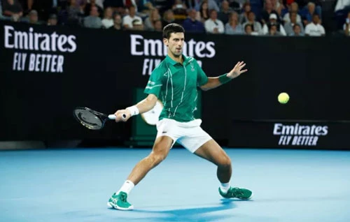 Djokovic tiến vào bán kết chạm trán Federer