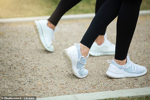 Cảnh báo tổn thương xương cổ chân nghiêm trọng khi đi các loại giày thể thao