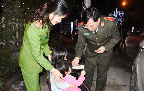 Thanh Hóa: Nữ trung úy công an đưa cả hai con nhỏ đi trực đêm giao thừa