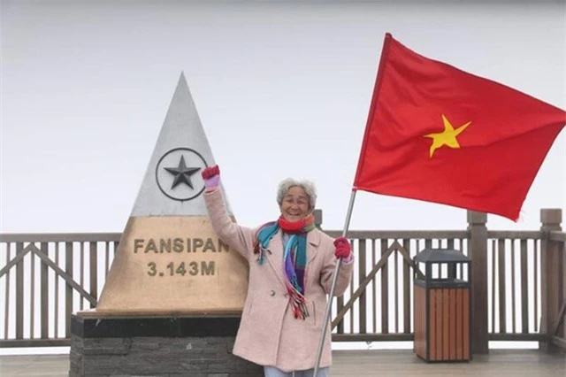 Cụ bà 81 tuổi leo 600 bậc đá, chinh phục Fansipan khiến dân mạng ngưỡng mộ - 2