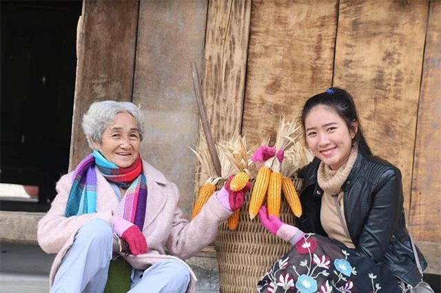 Cụ bà 81 tuổi leo 600 bậc đá, chinh phục Fansipan khiến dân mạng ngưỡng mộ - 3