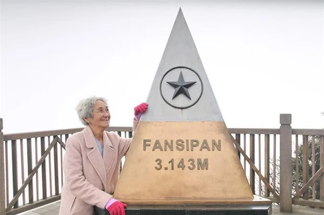 Cụ bà 81 tuổi leo 600 bậc đá, chinh phục Fansipan khiến dân mạng ngưỡng mộ - 4