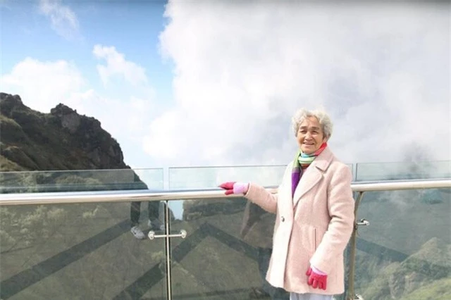 Cụ bà 81 tuổi leo 600 bậc đá, chinh phục Fansipan khiến dân mạng ngưỡng mộ - 5