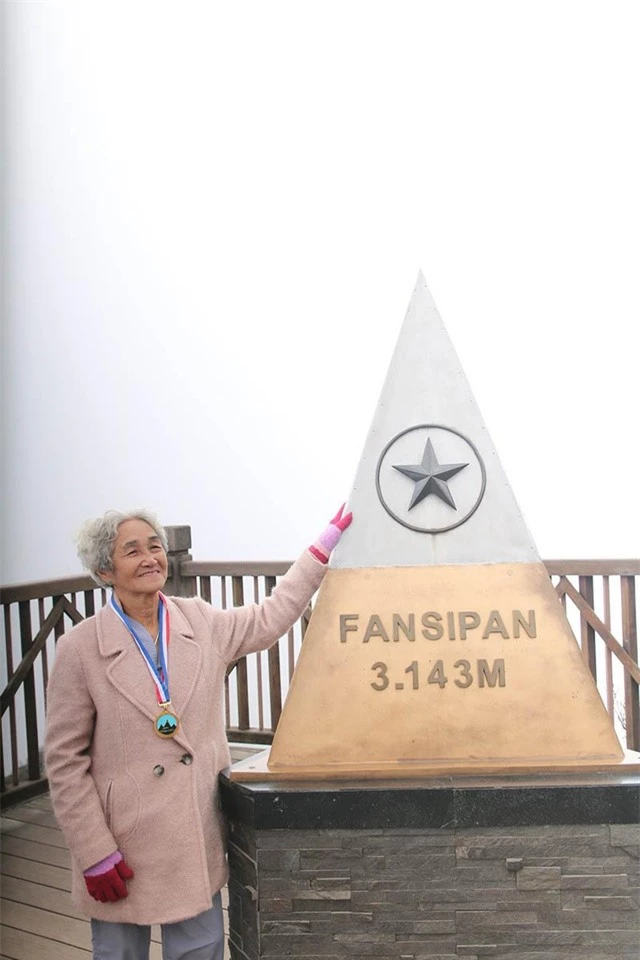 Cụ bà 81 tuổi leo 600 bậc đá, chinh phục Fansipan khiến dân mạng ngưỡng mộ - 6