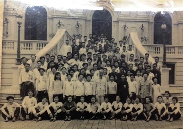 Bác Hồ chụp lưu niệm với cán bộ, công nhân Nhà máy Dệt Nam Định tại Khu Nhà truyền thống