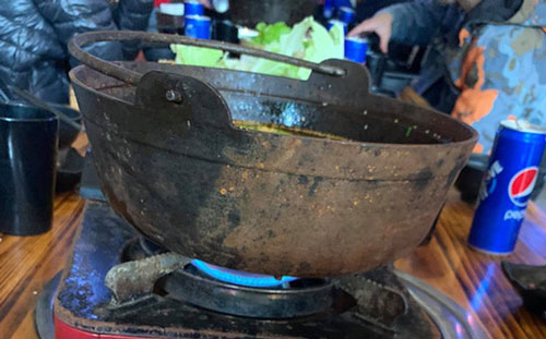 Bỏ 600.000 đồng cho 1 nồi lẩu ngày Tết, 'hết hồn' khi thấy 'nồi cám lợn'