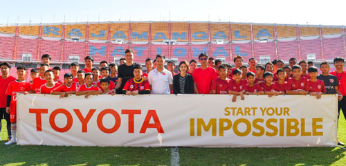 Đặng Văn Lâm và huyền thoại Thái Lan dạy bóng đá cho cầu thủ nhí Việt - Thái