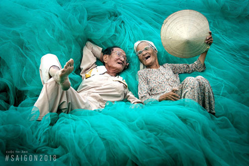 Khoảnh khắc bình dị của con người trước biển cả qua ảnh