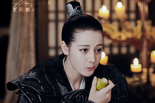 Học theo "Bạch Thiển" Dương Mịch giả trai nhưng nhan sắc của Địch Lệ Nhiệt Ba ăn đứt đàn chị