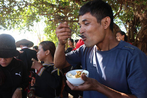 Người Ê Đê đãi khách đến nhà bằng món… kiến vàng trứ danh