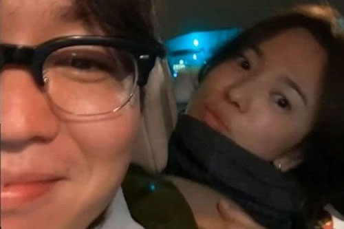 Mặc tin đồn "tình tay ba" với Hyun Bin và Bi Rain, Song Hye Kyo vẫn thản nhiên đi hẹn hò cùng một người đàn ông lạ