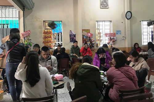 Mùng 5 Tết: Hàng quán "đắt khách”, phục vụ không xuể