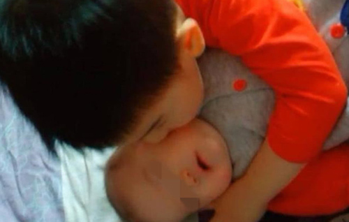 Mỗi lần được anh trai ôm em gái lại khóc ré lên, khi mở quần áo của con gái ra xem người mẹ không khỏi hốt hoảng