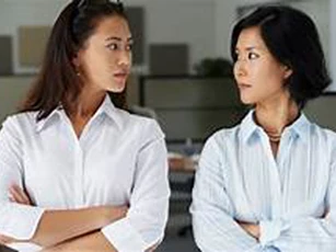 Tháng nào chồng tôi cũng đưa hết lương cho mẹ, chỉ giữ lại 500 nghìn, rồi cứ hết mẹ lại đưa