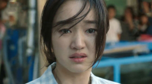 Nửa đêm dậy pha sữa cho con, tôi lặng người khi thấy chồng đang say mê trước màn hình máy tính