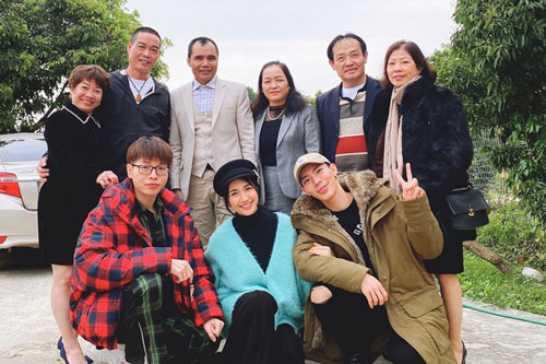 Gia đình "Hoa dâm bụt" gây bão khi rủ cả bố mẹ cùng tụ họp đầu năm mới: Tình bạn hiếm có giữa showbiz!