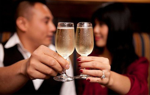 Cô giáo tự tách đoàn du lịch để gặp bạn cũ, về nhà bị mẹ chồng ép ly hôn vì lý do: "Có ai đi ăn tối với bộ đồ ngủ không?"