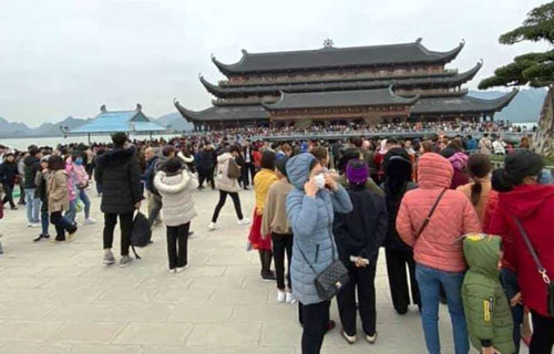 Biển người nườm nượp đổ về ngôi chùa lớn nhất thế giới ở Hà Nam