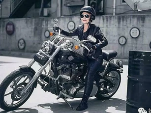Cụ bà U80 "chất chơi": Phóng mô tô "cực ngầu" khiến các nam thanh niên trẻ lóa mắt, gu thời trang "cực đỉnh" mà hàng loạt hotgirl cũng không đuổi kịp