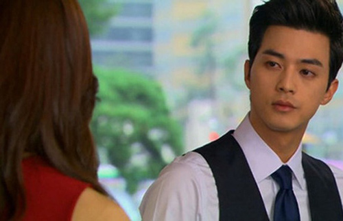 Nghe chị gái mắng vợ: "Đầu năm cô muốn bố mẹ tôi gặp xui xẻo nên phá vỡ đồ đúng không?" chồng hành động "chất lừ" khiến 3 bà chị phải im phăng phắc