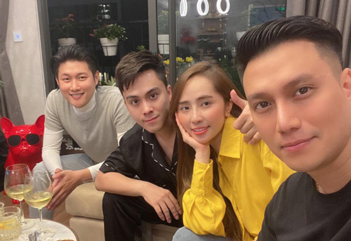 Tụ tập bạn bè đầu năm, Việt Anh liên tục khoe cận cảnh gương mặt đã dần bớt đơ cứng sau hơn nửa năm "dao kéo"