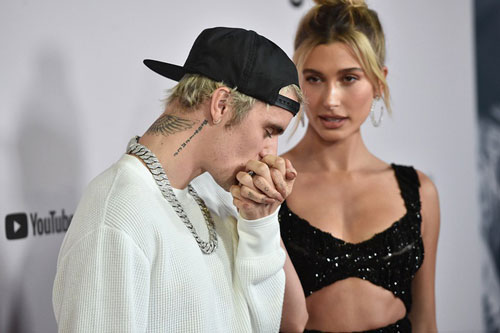 Lần đầu tiên cùng đi thảm đỏ, Justin Bieber vô tư "đụng chạm" vòng 3 Hailey và phản ứng gay gắt từ netizen Hàn