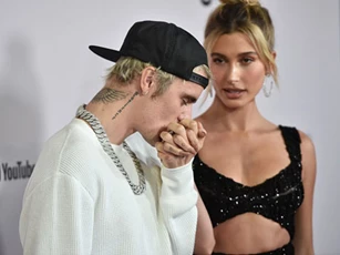 Lần đầu tiên cùng đi thảm đỏ, Justin Bieber vô tư "đụng chạm" vòng 3 Hailey và phản ứng gay gắt từ netizen Hàn