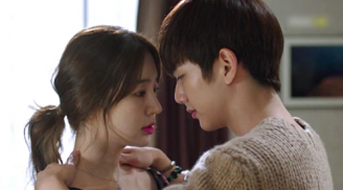 Kỷ niệm 5 năm ngày cưới, vợ đứng trước cổng khách sạn chờ tôi và nhân tình nghẹn ngào: "Đừng bỏ mẹ con em"