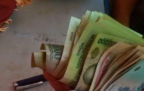 Bất lực vì mẹ chồng thường lẻn vào phòng để ăn cắp tiền, nàng dâu không muốn cam chịu nghĩ ra diệu kế trị dứt điểm trong lần đầu tiên