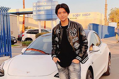 Khoe siêu xe đầu tiên “tậu” được ở Mỹ ngày đầu năm, Tim vẫn bị nhắc nhở vì hình thể đáng báo động