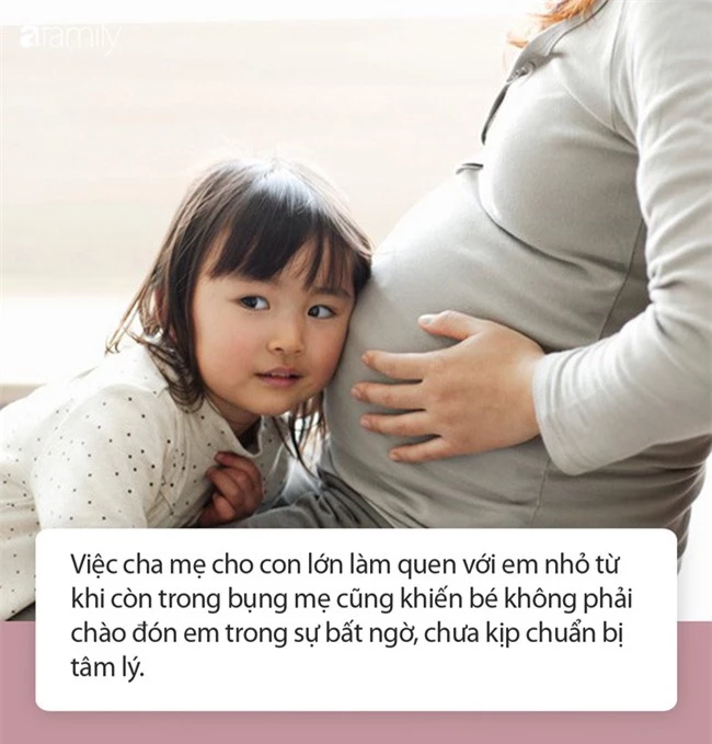 Mỗi lần anh trai ôm hôn là em gái 3 tháng lại khóc ré lên khiến ai cũng khó hiểu, đến khi mở quần áo của con gái ra xem người mẹ không khỏi hốt hoảng - Ảnh 3.