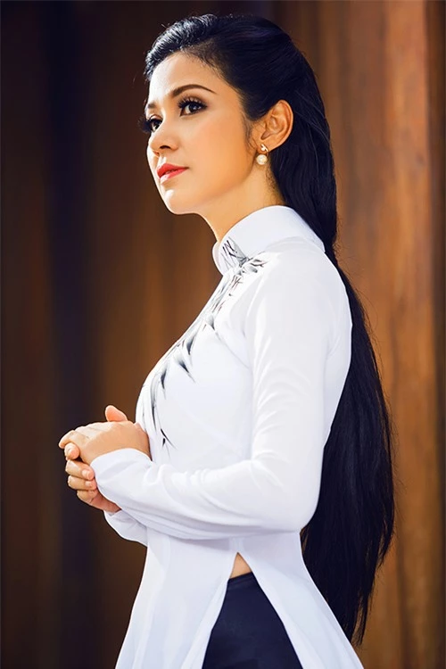 viet-trinh-khoe-nhan-sac-vuot-thoi-gian-voi-ao-dai-v2-1471250560-width500height750