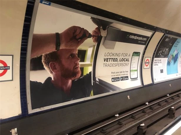 Người dùng mạng sửng sốt khi phát hiện hình ảnh lạ lẫm của Harry đang quảng cáo ở ga tàu điện ngầm và sự thật khiến ai cũng ngã ngửa - Ảnh 1.
