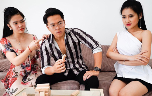 Bĩu môi chê bai nhân viên mới từng có nhiều "phốt", nàng công sở bị chị kế toán giơ ra một thứ khiến cô đứng hình câm nín