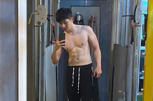 Kelvin Khánh khoe body 6 múi vẫn nguyên vẹn sau Tết, nhưng ai ngờ lại vạm vỡ đến mức này!