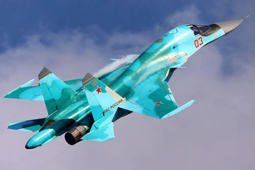 Tiêm kích bom Su-34 là loại máy bay chiến đấu được Liên Xô phát triển và Nga sản xuất. Đây là loại tiêm kích - bom tầm trung, hai ghế ngồi, hai động cơ, hoạt động được trong mọi điều kiện thời tiết. Nguồn ảnh: Rumil.