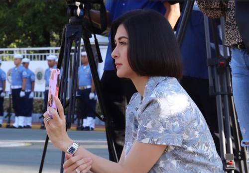 Khoảnh khắc ngồi xổm giữa đường của "Mỹ nhân đẹp nhất Philippines" Marian Rivera không những chẳng bị chê vô duyên mà còn được khen vì lý do này